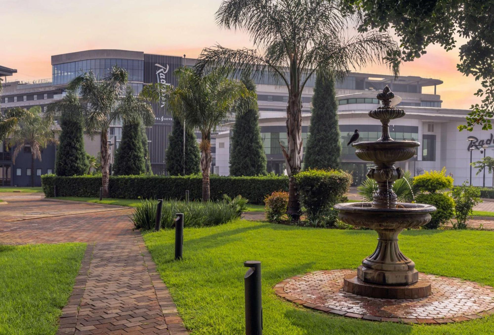 Radisson Hotel And Convention Centre Or Tambo Airport Johannesburg Eksteriør billede