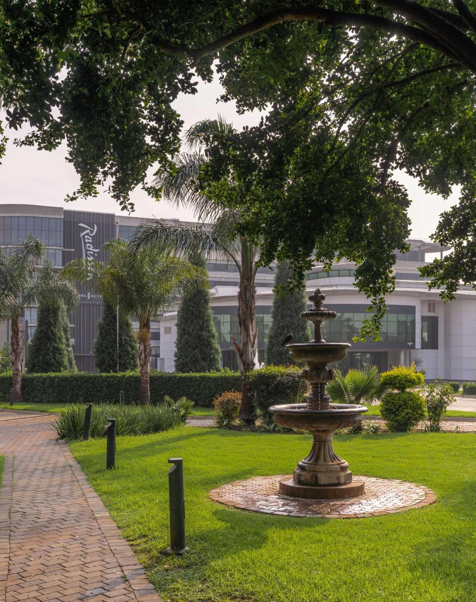 Radisson Hotel And Convention Centre Or Tambo Airport Johannesburg Eksteriør billede